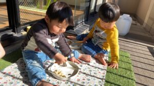 双子　2歳　おやつ　ベランダ