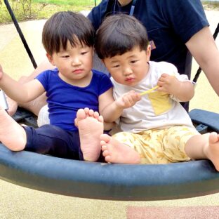 2歳3ヶ月の双子男児、身長・体重を計測しました