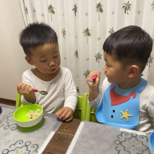 双子　2歳8ヶ月　箸