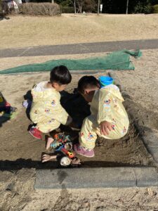 2歳　砂場遊び